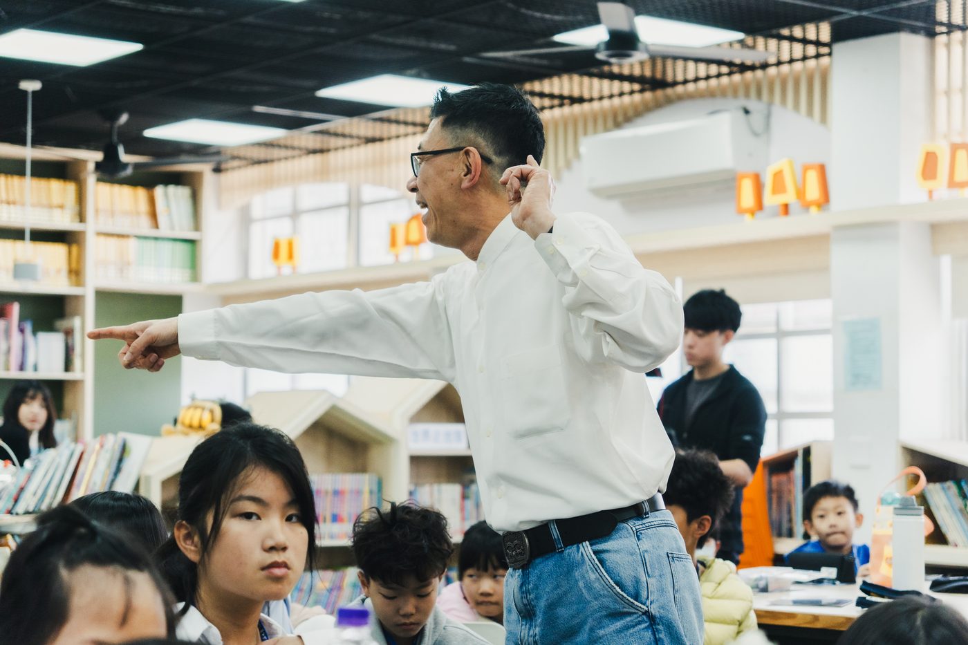 「2026 AI超人教育營」現場，李驥引導孩子透過AI工具探索學習。