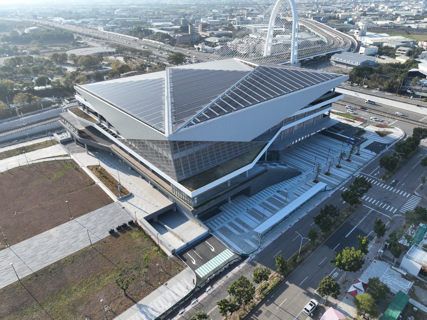 轉運中心重新整合不同客運路線，讓民眾不必記住各家客運位置，只需抵達同一座轉運中心即可完成轉乘。