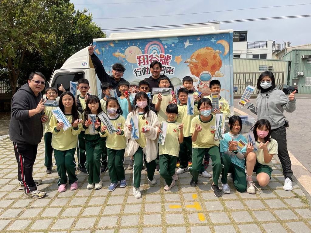臺中市持續培育STEAM種子師資，鼓勵教師將研習所學轉化為風力發電、機械結構等實作教具，透過跨領域課程，引導學生在動手做的過程中理解科學原理、發揮創造力。